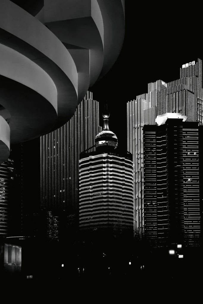 This image has an empty alt attribute; its file name is 《五月的青岛,十点的风》-李雪-683x1024.jpg